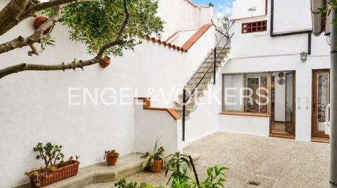 Gran casa con portales a ambos lados de la calle , además de un Local Comercial frente a la plaza del barrio