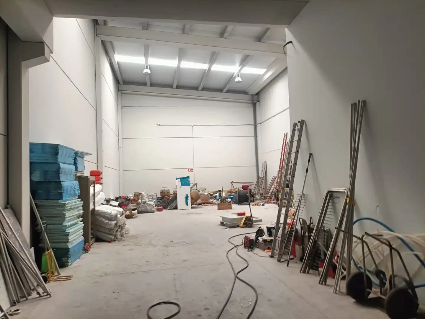 Fabrikhallen zur Miete in Sant Vicenç Dels Horts mit Heizung und Alarm