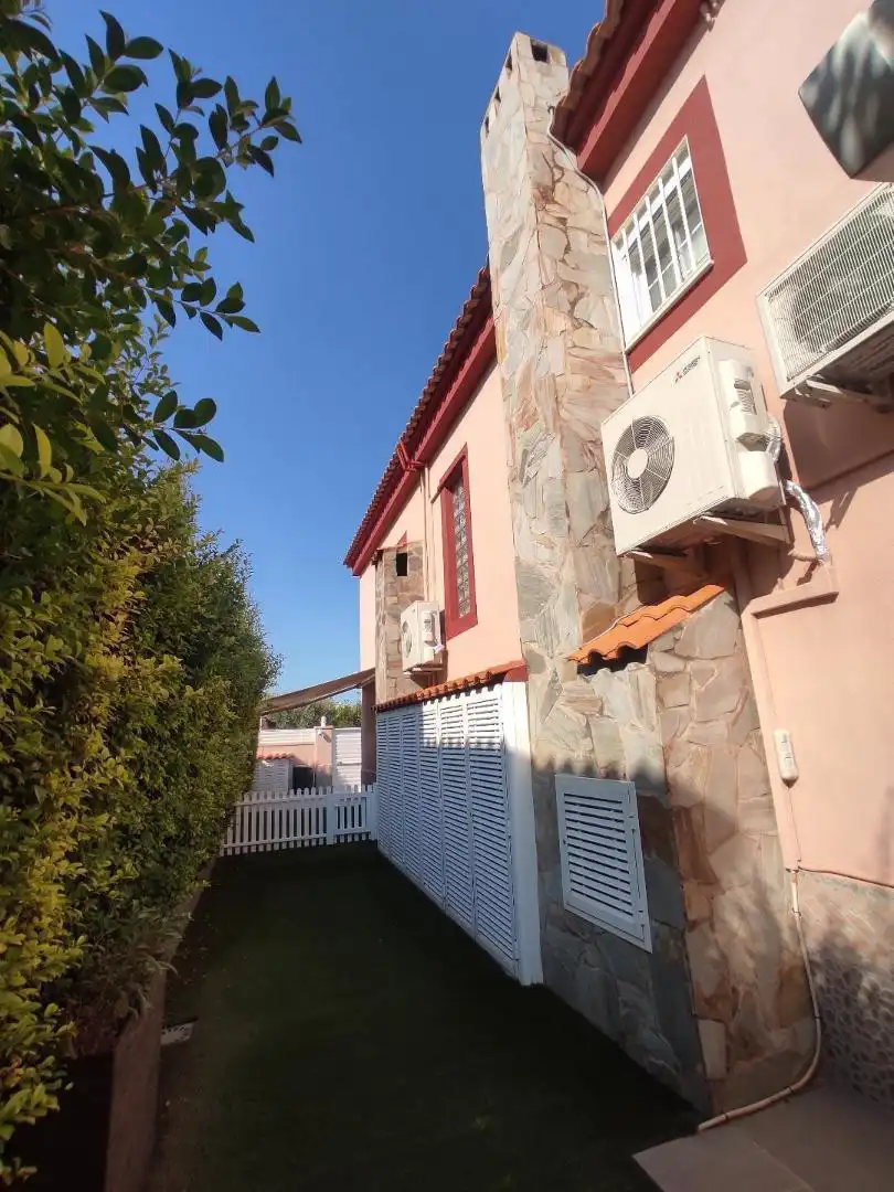 Vista exterior de Casa o xalet en venda en Castellón de la Plana / Castelló de la Plana amb Terrassa, Traster i Moblat
