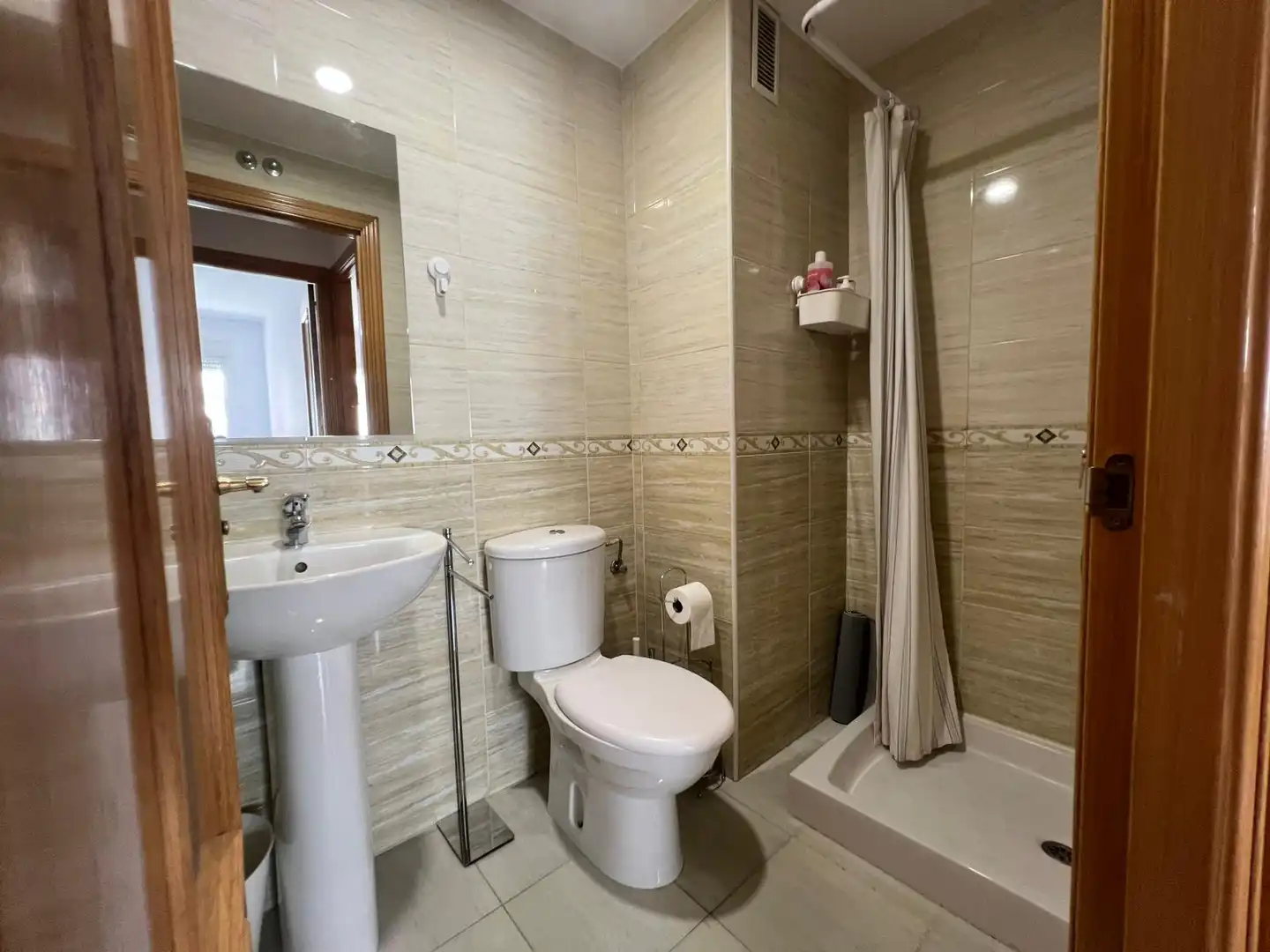 Bathroom of Flat for share in Madrid  with Heating, Furnished and Oven