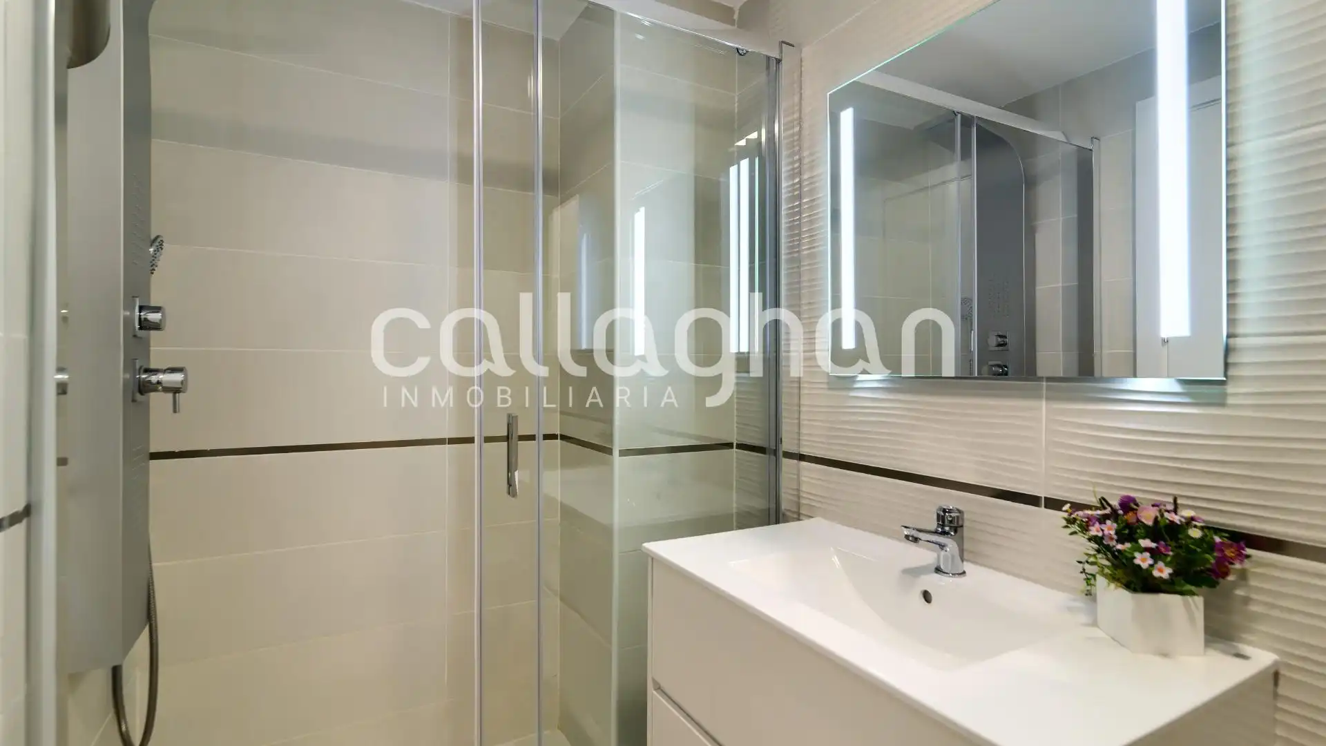Baño de Piso en venta en Oropesa del Mar / Orpesa con Aire acondicionado, Calefacción y Jardín privado