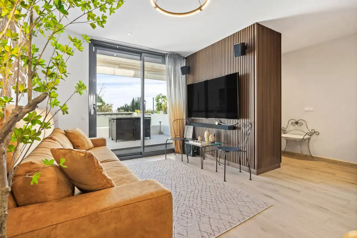 Wohnzimmer von Einfamilien-Reihenhaus zum Verkauf in Fuengirola mit Klimaanlage, Heizung und Terrasse