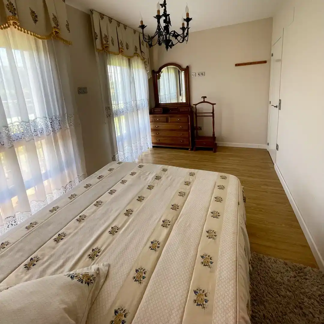 Dormitori de Casa o xalet en venda en Gijón  amb Balcó