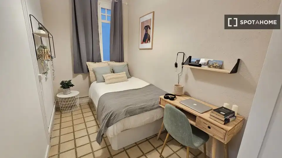 Bedroom of Flat for share in Barcelona  with Air Conditioner, Heating and Furnished