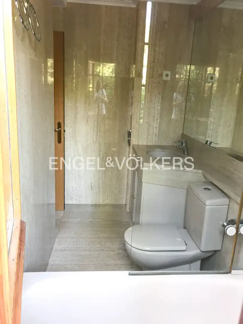 Bathroom of Apartments for rent in Madrid  with Air Conditioner, Heating and Private garden