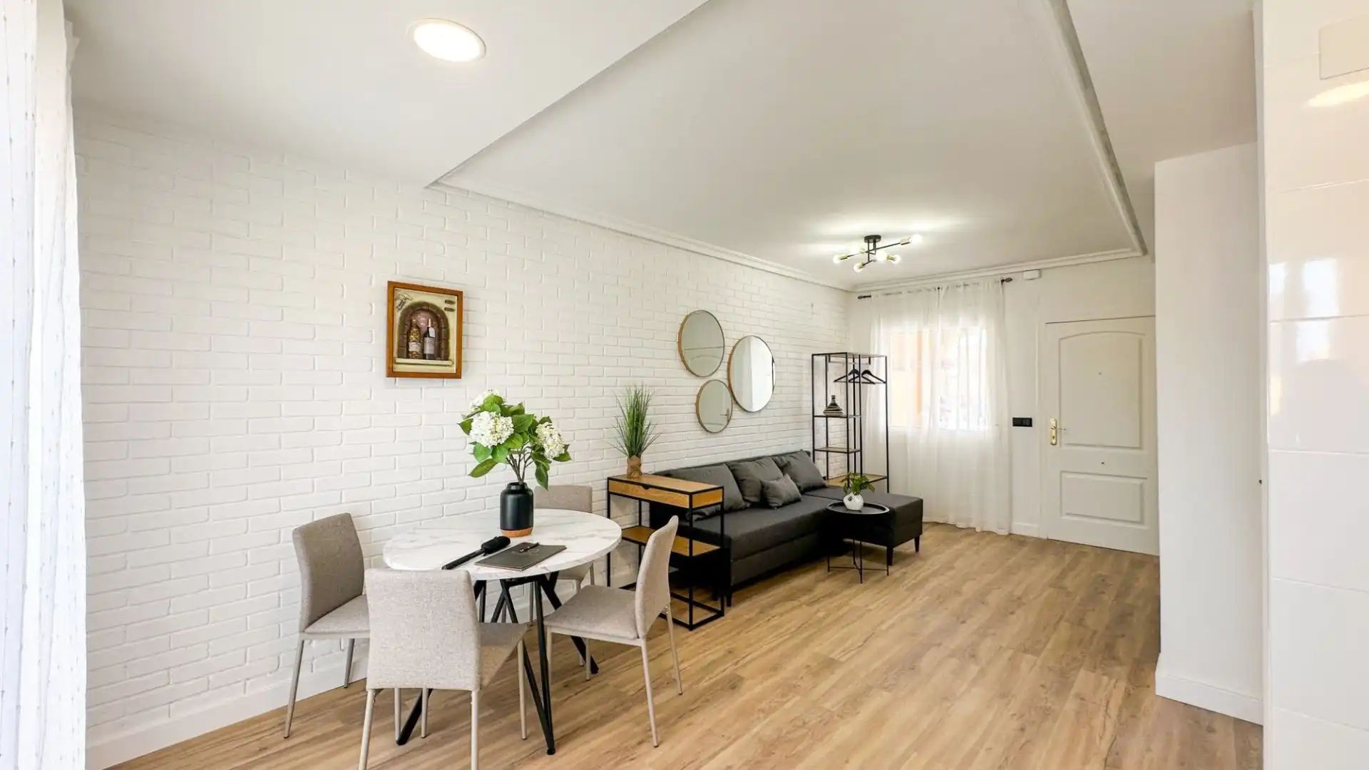 Sala d'estar de Casa adosada en venda en Orihuela amb Aire condicionat, Terrassa i Moblat