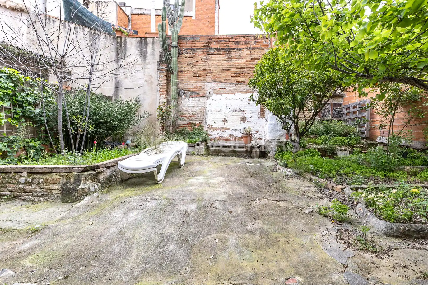 Jardí de Casa adosada en venda en Santa Coloma de Gramenet amb Aire condicionat, Calefacció i Jardí privat