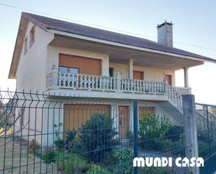 Vista exterior de Casa o xalet en venda en Boiro amb Terrassa