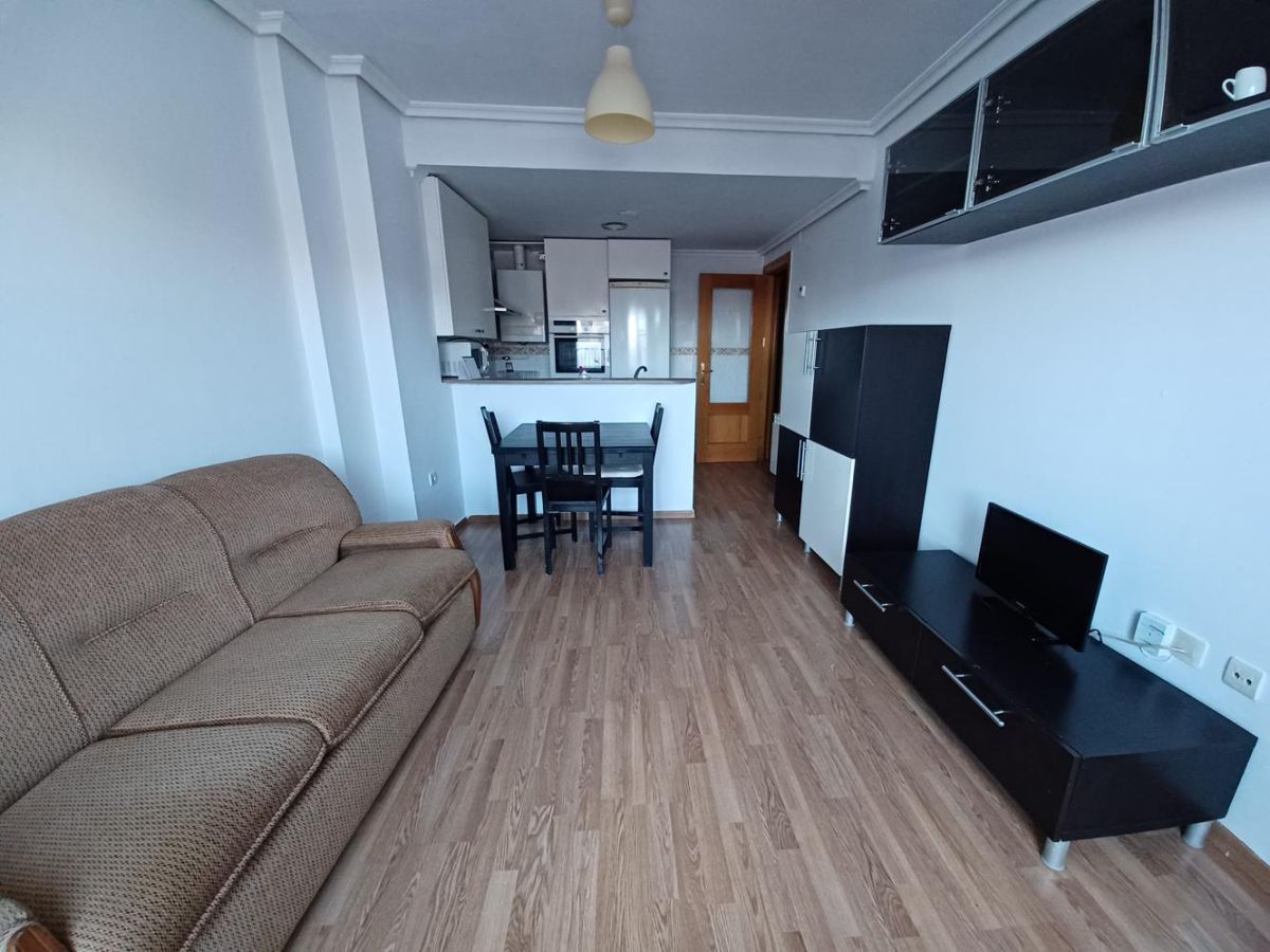 Sala d'estar de Àtic en venda en La Roda amb Calefacció, Terrassa i Moblat