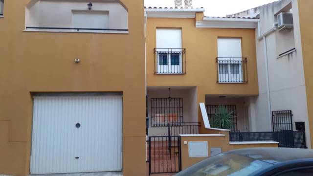 Casa adosada en Venta en Fines