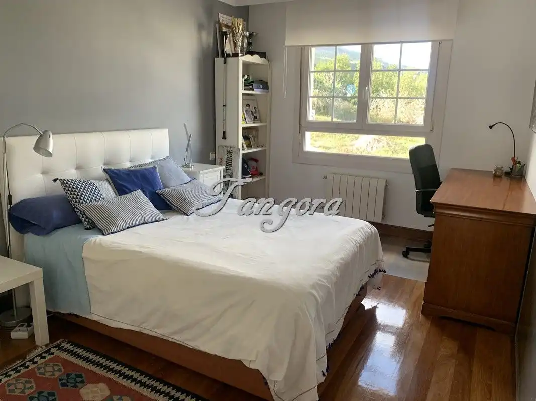 Schlafzimmer von Einfamilien-Reihenhaus zum Verkauf in Castro-Urdiales mit Heizung, Parkett und Terrasse
