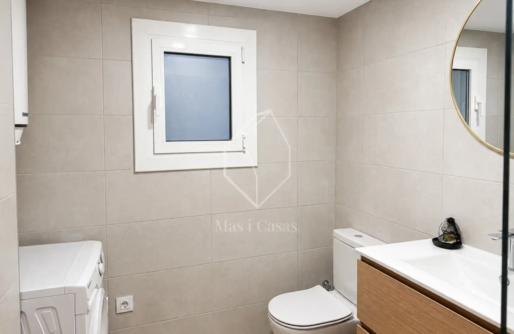 Badezimmer von Wohnungen zum Verkauf in Empuriabrava mit Klimaanlage, Terrasse und Möbliert