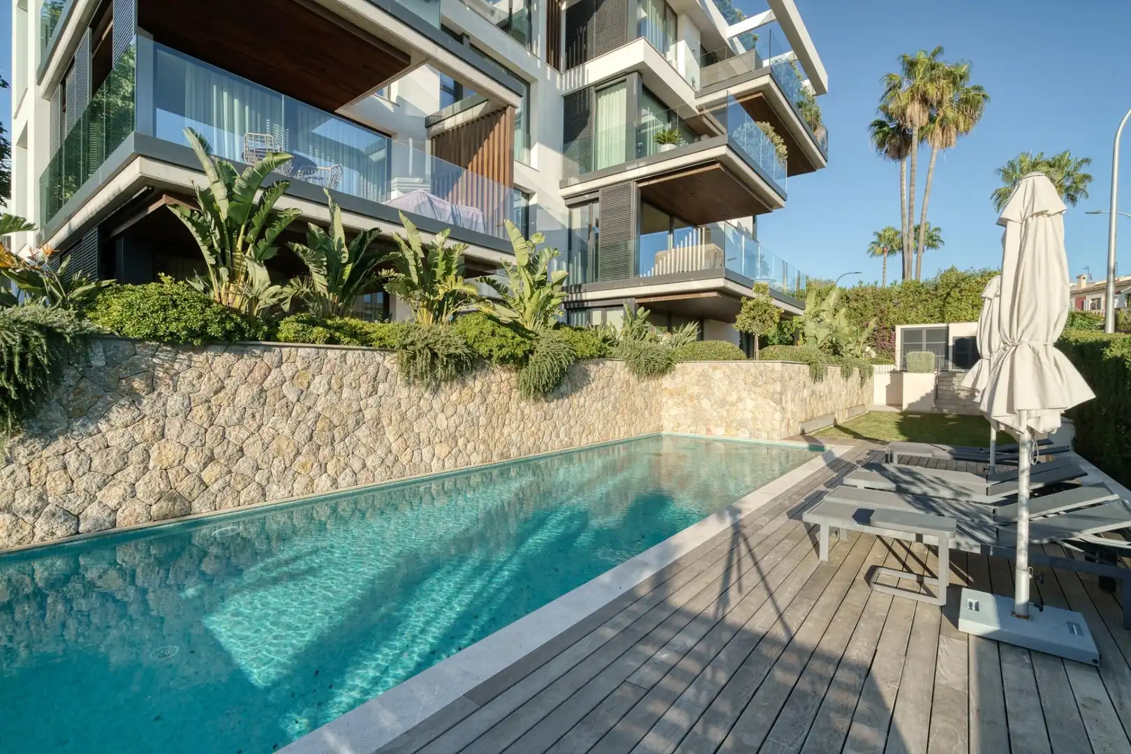 Schwimmbecken von Erdgeschoss zum Verkauf in  Palma de Mallorca mit Klimaanlage, Heizung und Privatgarten
