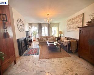 Sala d'estar de Àtic en venda en San Roque amb Calefacció, Parquet i Balcó