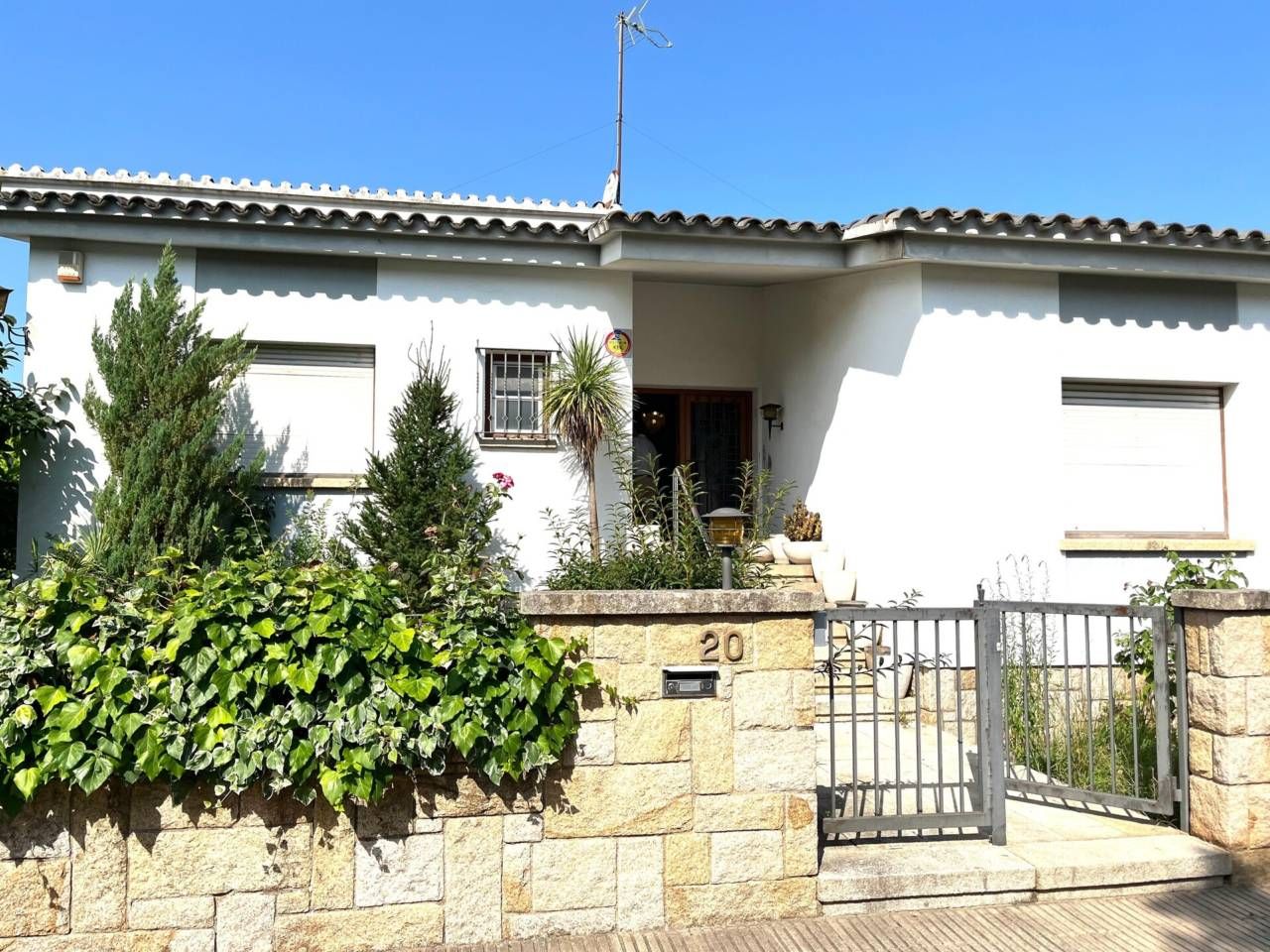 Vista exterior de Casa o chalet en venta en Girona Capital con Aire acondicionado, Calefacción y Jardín privado