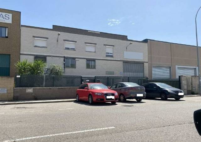 Nave industrial en Venta en C/ Garrotxa  en Sud - Zona Industrial