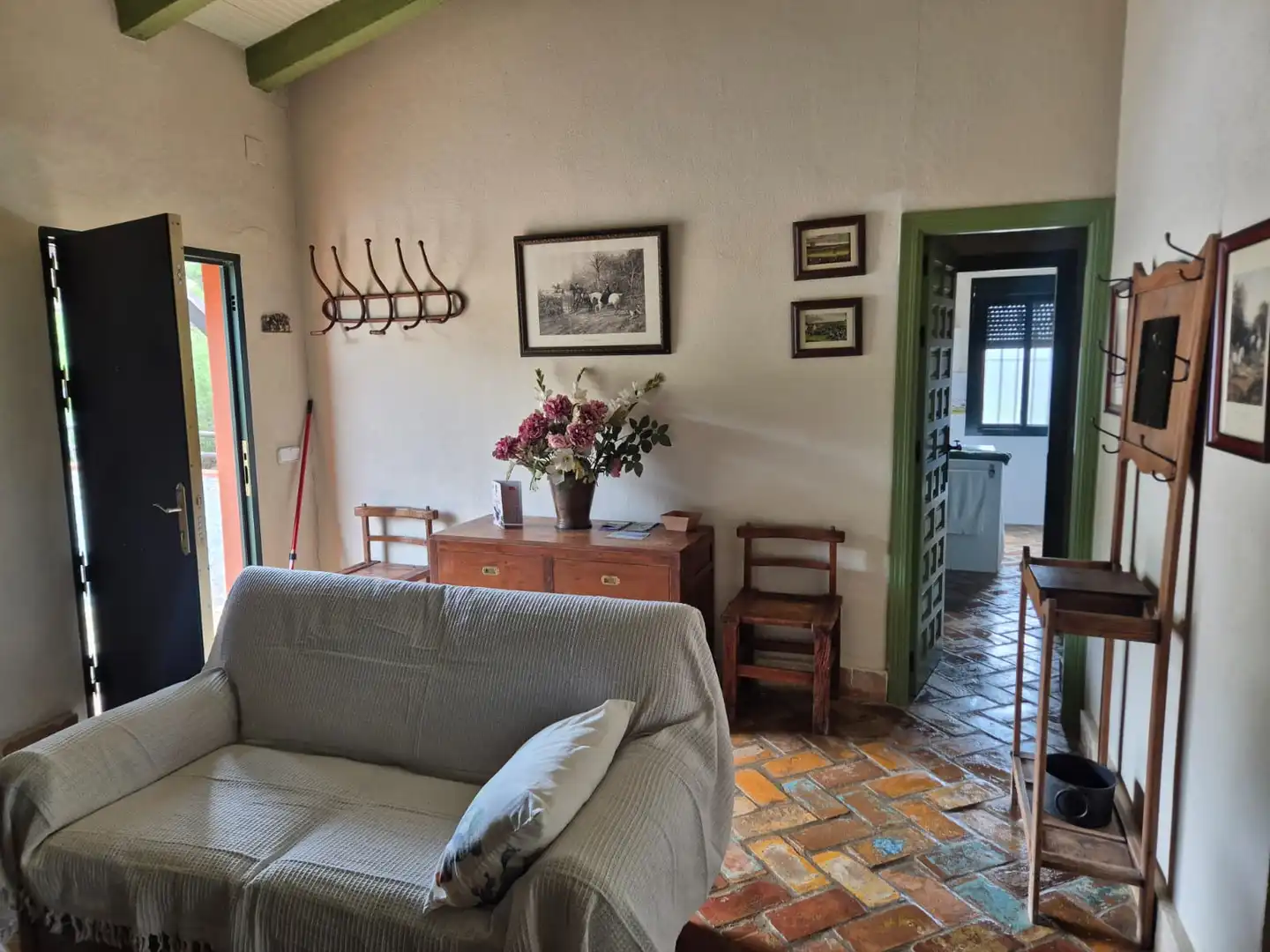 Sala d'estar de Finca rústica en venda en Puerto Serrano amb Aire condicionat, Calefacció i Jardí privat