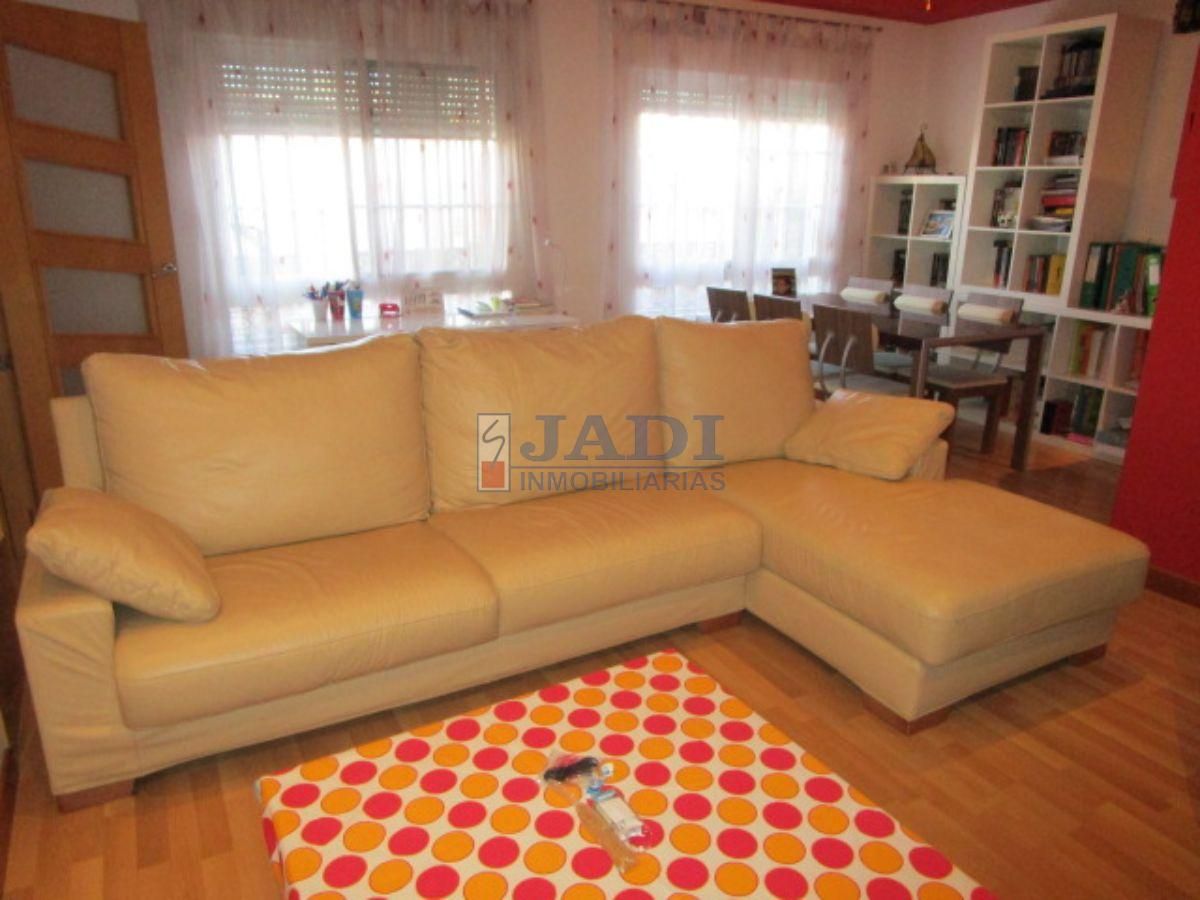 Living room of Flat for sale in Valdepeñas  with Air Conditioner, Heating and Storage room