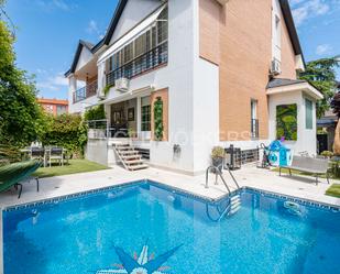 Swimming pool of Single-family semi-detached for sale in  Madrid Capital  with Air Conditioner, Heating and Private garden