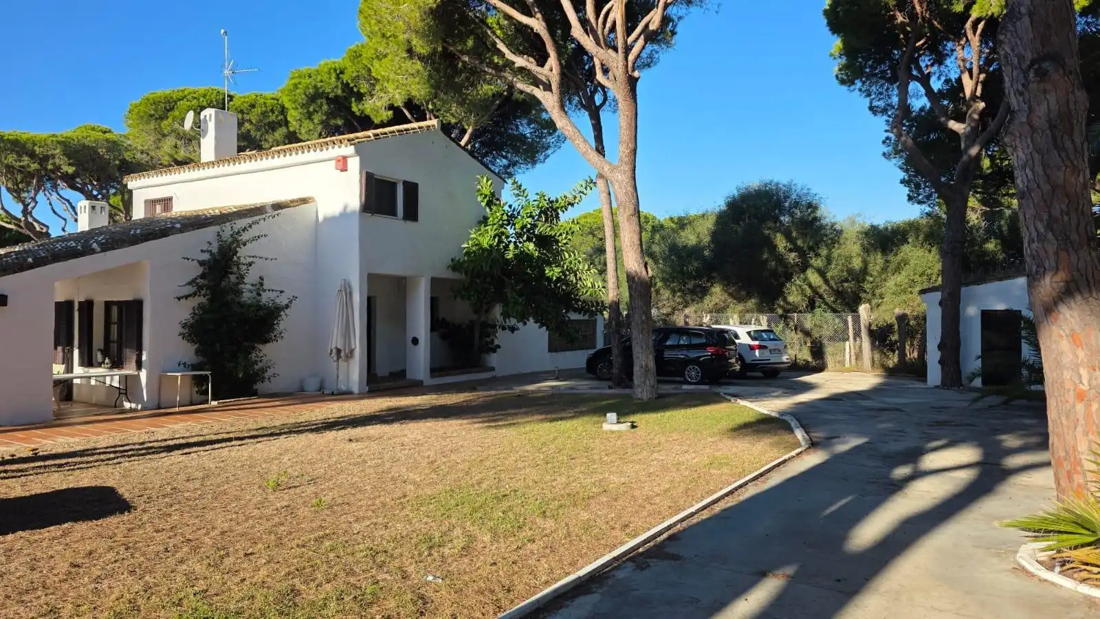 Vista exterior de Casa o xalet en venda en Chiclana de la Frontera amb Jardí privat i Piscina comunitària