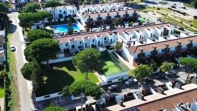 Vista exterior de Casa adosada en venda en Chiclana de la Frontera amb Jardí privat, Terrassa i Traster