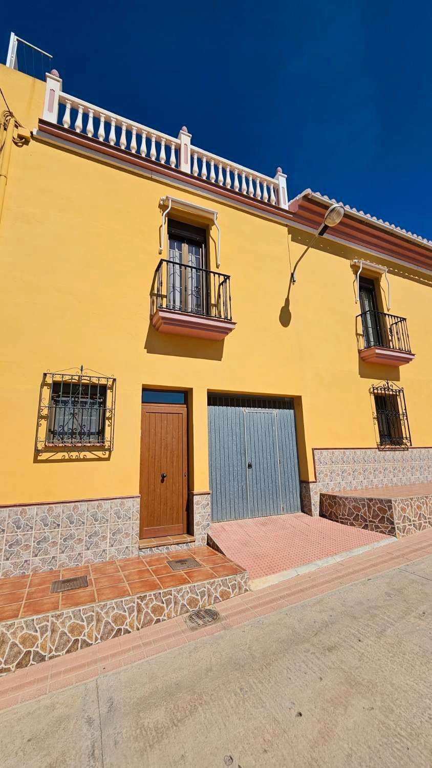 Exterior view of Single-family semi-detached for sale in Vélez-Málaga  with Terrace, Storage room and Furnished