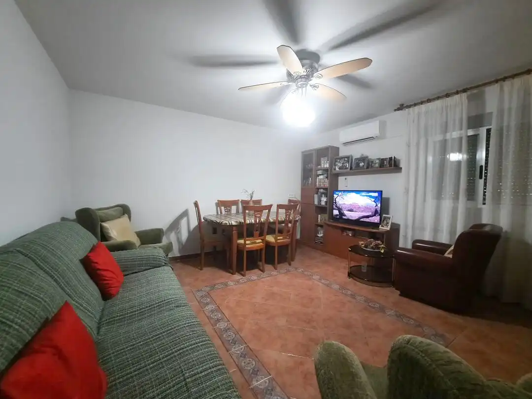 Sala de estar de Casa adosada en venta en Escalona con Aire acondicionado, Calefacción y Jardín privado