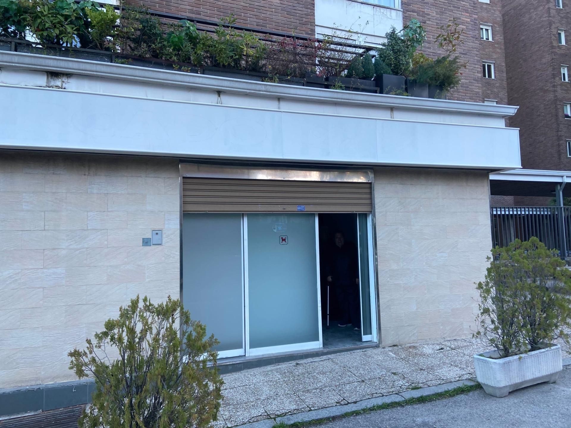 Vista exterior de Local en venda en  Madrid Capital