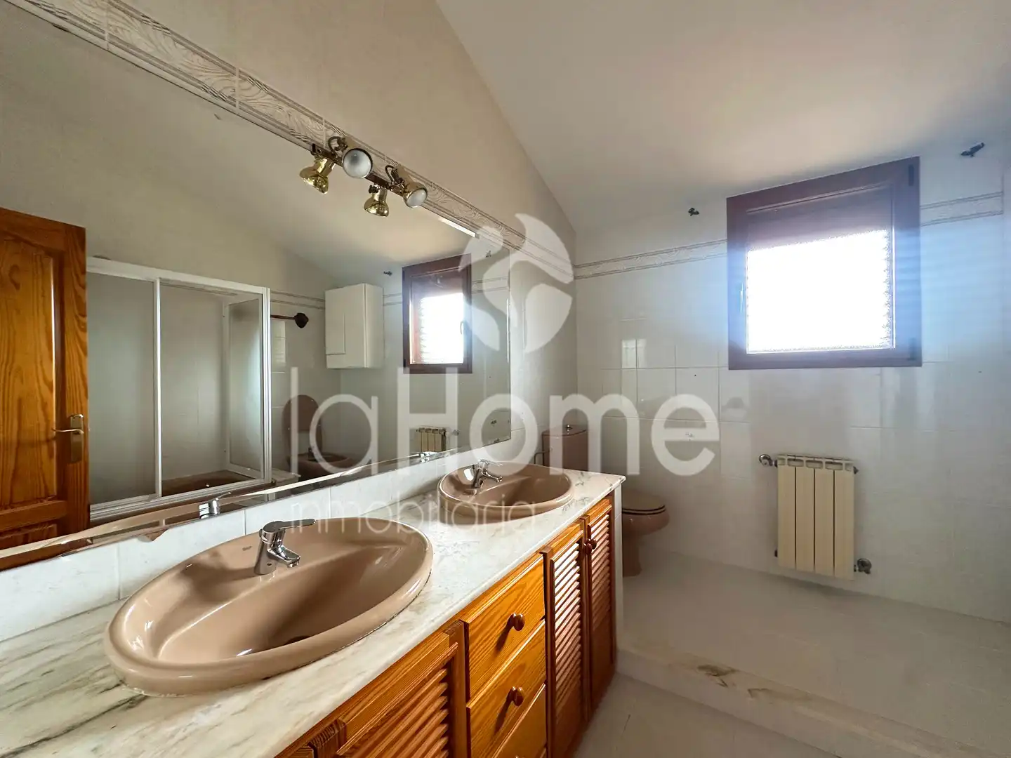 Badezimmer von Haus oder Chalet zum Verkauf in Paterna mit Klimaanlage, Heizung und Privatgarten