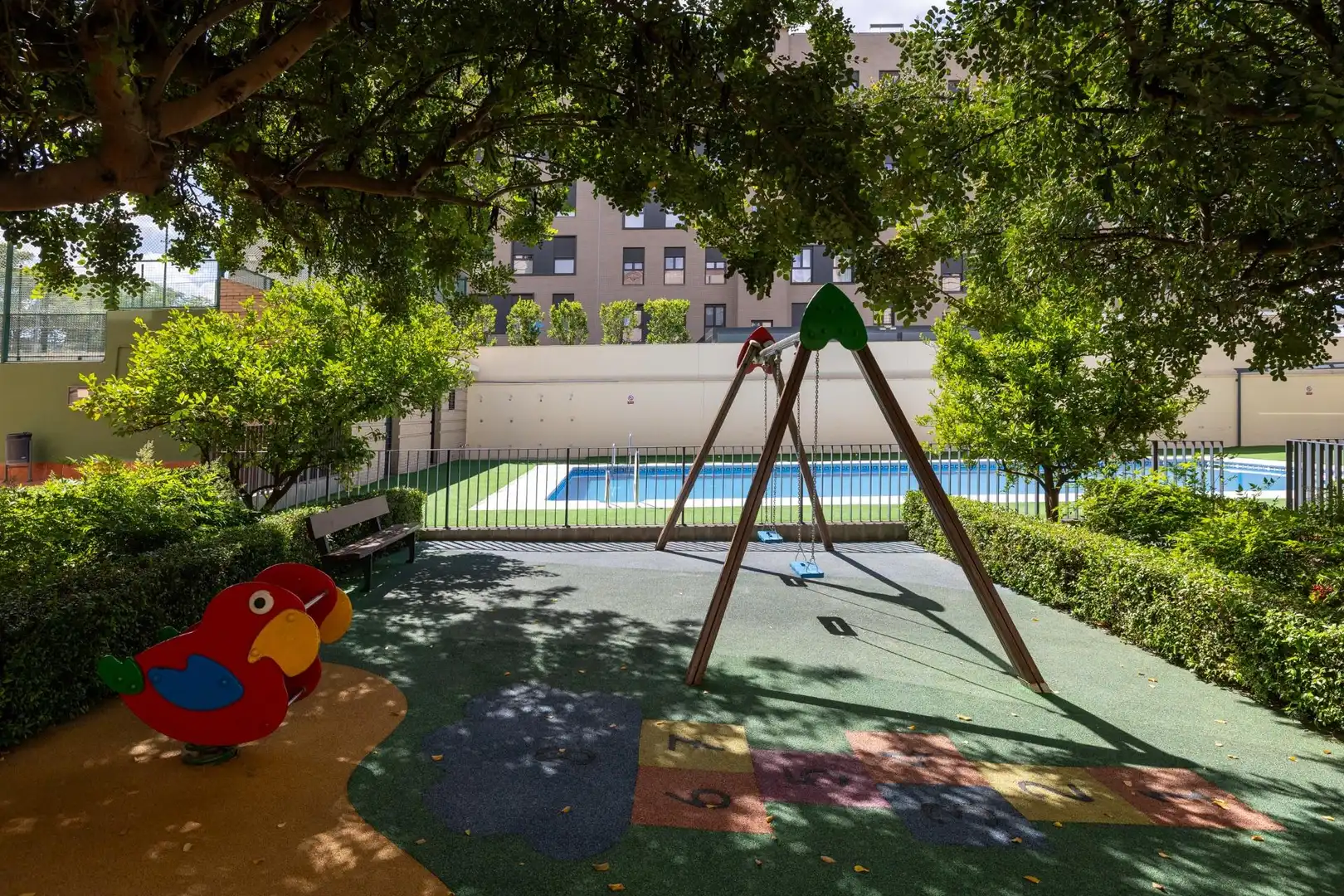 Piscina de Pis en venda en Granada amb Aire condicionat, Calefacció i Parquet