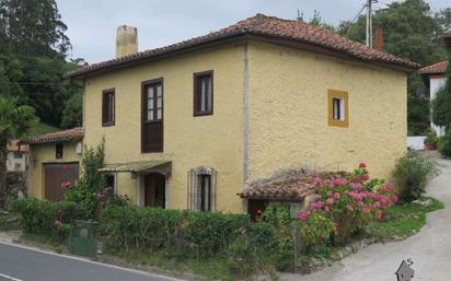 Vista exterior de Casa o xalet en venda en Ribadesella amb Calefacció, Jardí privat i Moblat