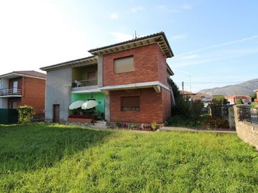 Casa con balcón en venta en Los Corrales de Buelna - Calle Mies de la Hoya 19