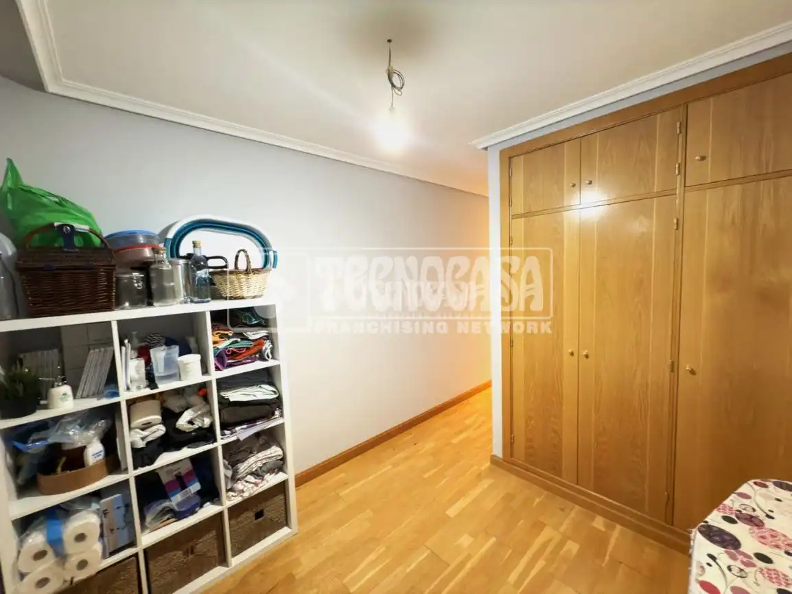 Wohnung zum Verkauf in Cuenca mit Klimaanlage und Parkett