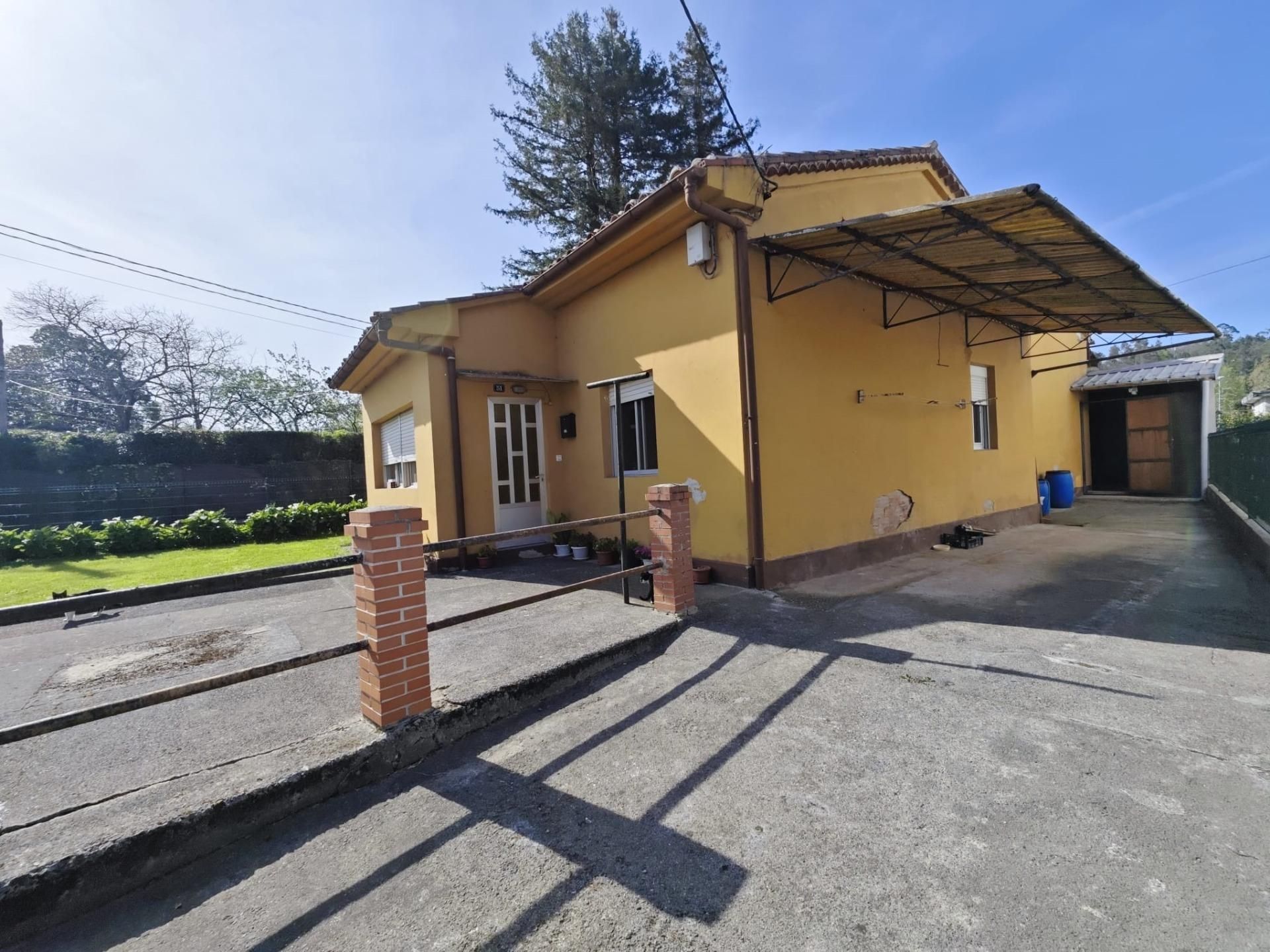 Vista exterior de Casa o xalet en venda en Reocín amb Calefacció, Jardí privat i Terrassa