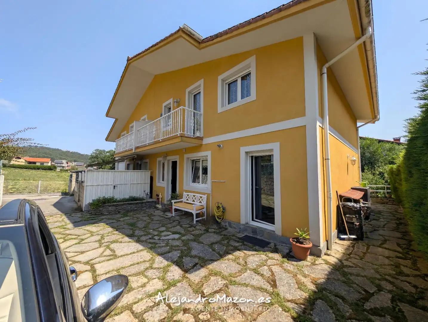 Außenansicht von Einfamilien-Reihenhaus zum Verkauf in Castro-Urdiales mit Heizung, Privatgarten und Terrasse