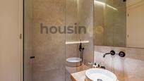 Bathroom of Flat for sale in  Madrid Capital  with Air Conditioner and Terrace