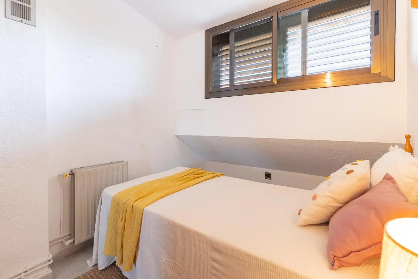 Habitación de Casa adosada en venta en Paterna con Calefacción, Jardín privado y Terraza