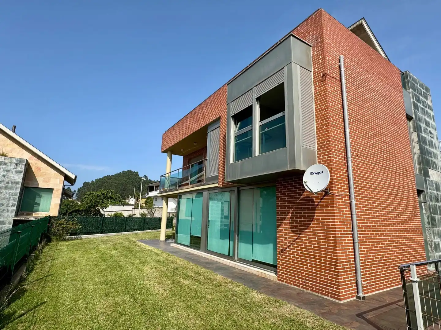 Vista exterior de Casa o xalet en venda en Santa Cruz de Bezana amb Calefacció, Jardí privat i Terrassa