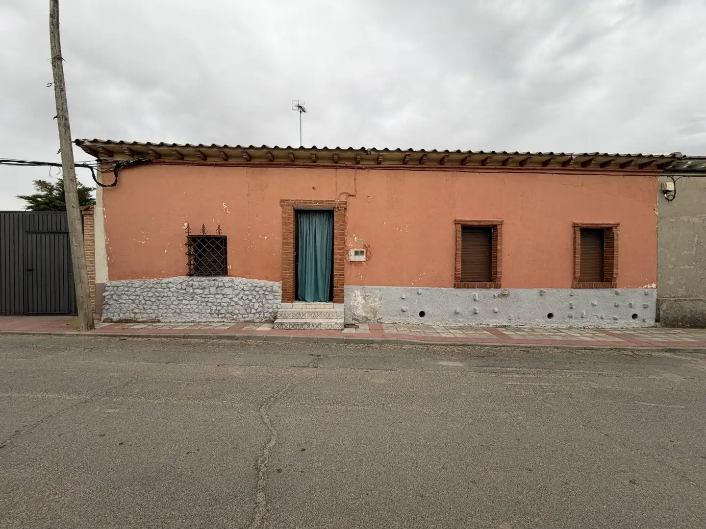 Vista exterior de Casa o xalet en venda en Narros de Saldueña amb Calefacció, Jardí privat i Traster