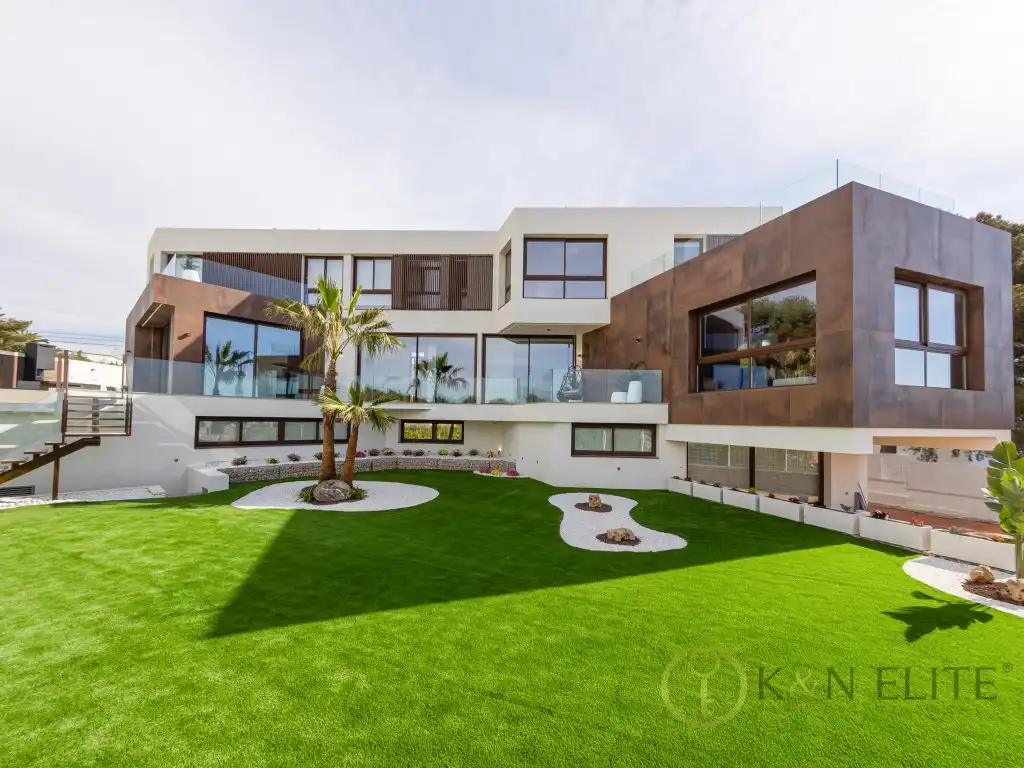 Vista exterior de Casa o xalet en venda en Benidorm amb Aire condicionat, Terrassa i Piscina