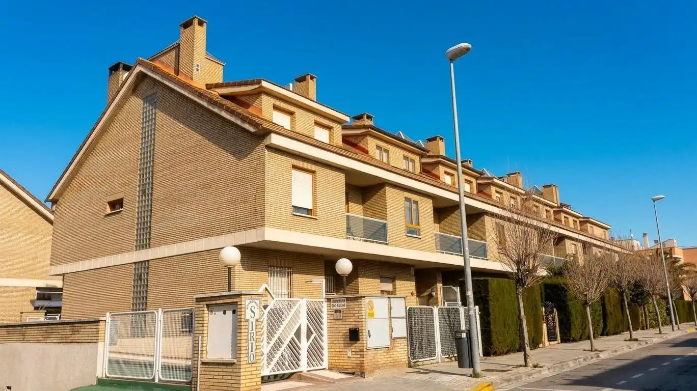 Vista exterior de Casa adosada en venda en Zaragoza amb Jardí privat, Terrassa i Balcó