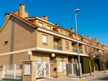 Adossat amb balcó en venda a Oliver-Valdefierro