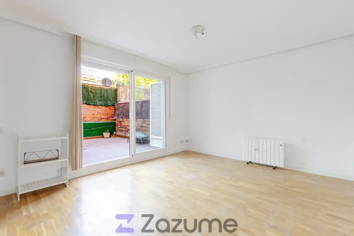Sala de estar de Estudio de alquiler en Majadahonda con Calefacción, Jardín privado y Parquet