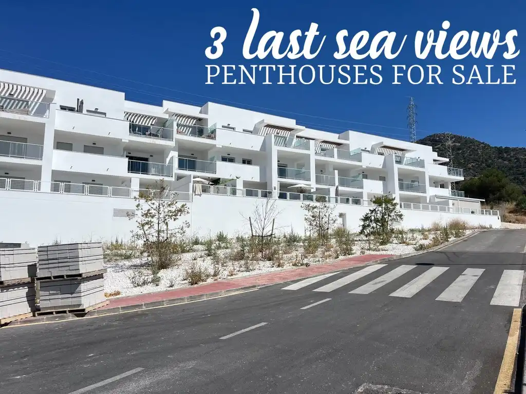 Vista exterior de Ático en venta en Benalmádena con Terraza y Piscina comunitaria