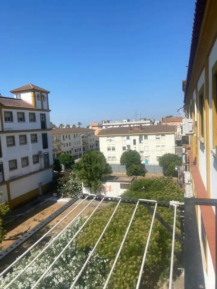 Vista exterior de Piso en venta en Dos Hermanas