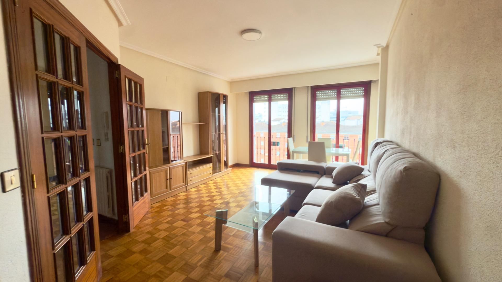 Sala d'estar de Pis en venda en Ourense Capital  amb Parquet, Traster i Moblat