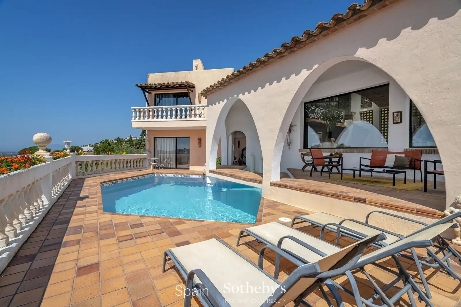 House with pool for sale in Carrer Osca, imagen 2