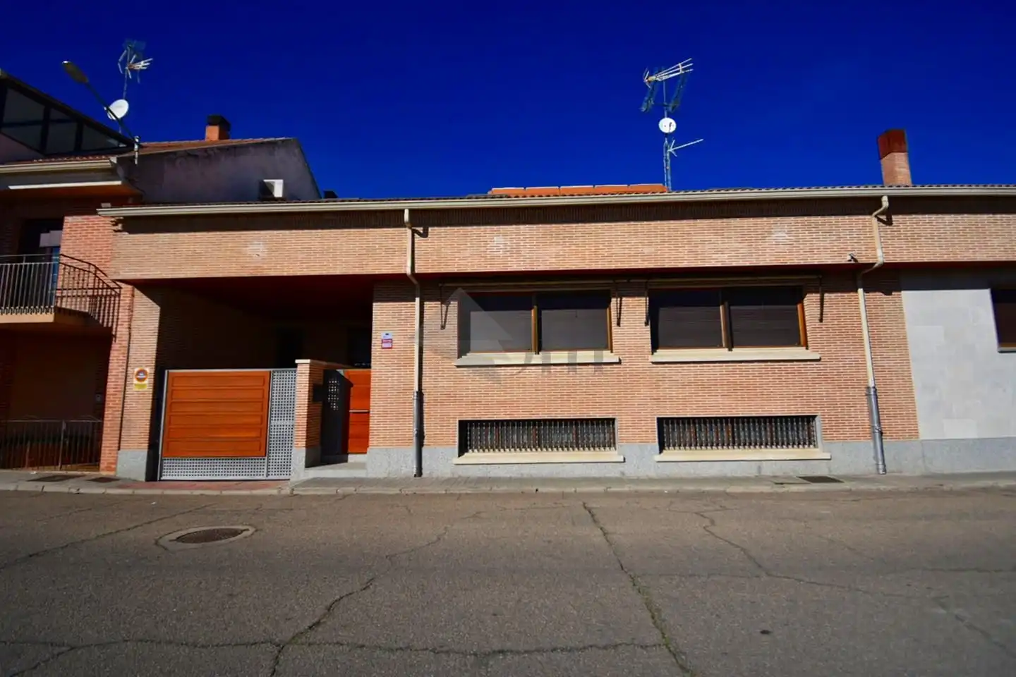 Vista exterior de Casa o xalet en venda en Íscar amb Calefacció, Parquet i Piscina