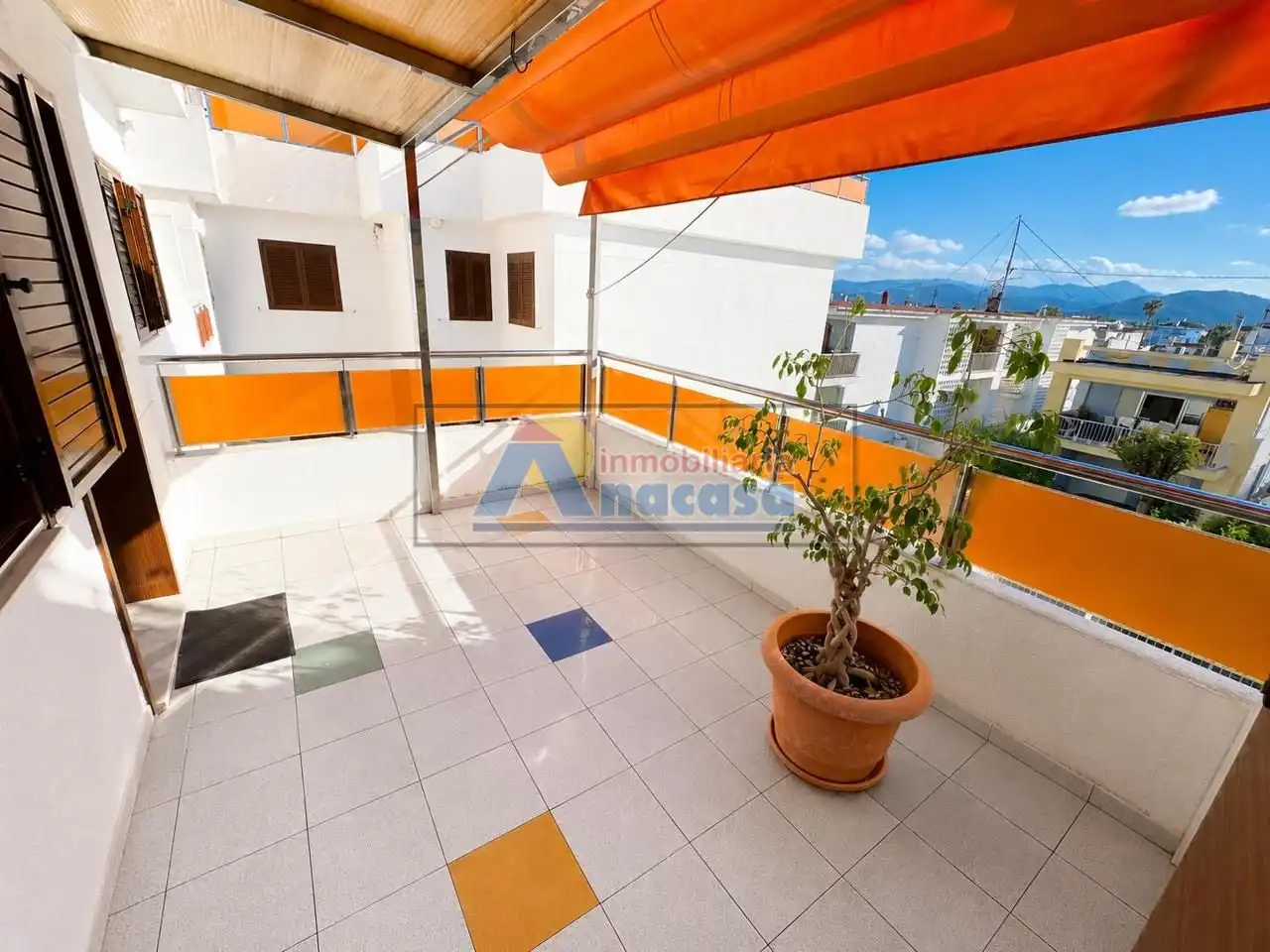 Terrasse von Dachboden zum Verkauf in Oliva mit Klimaanlage, Terrasse und Möbliert