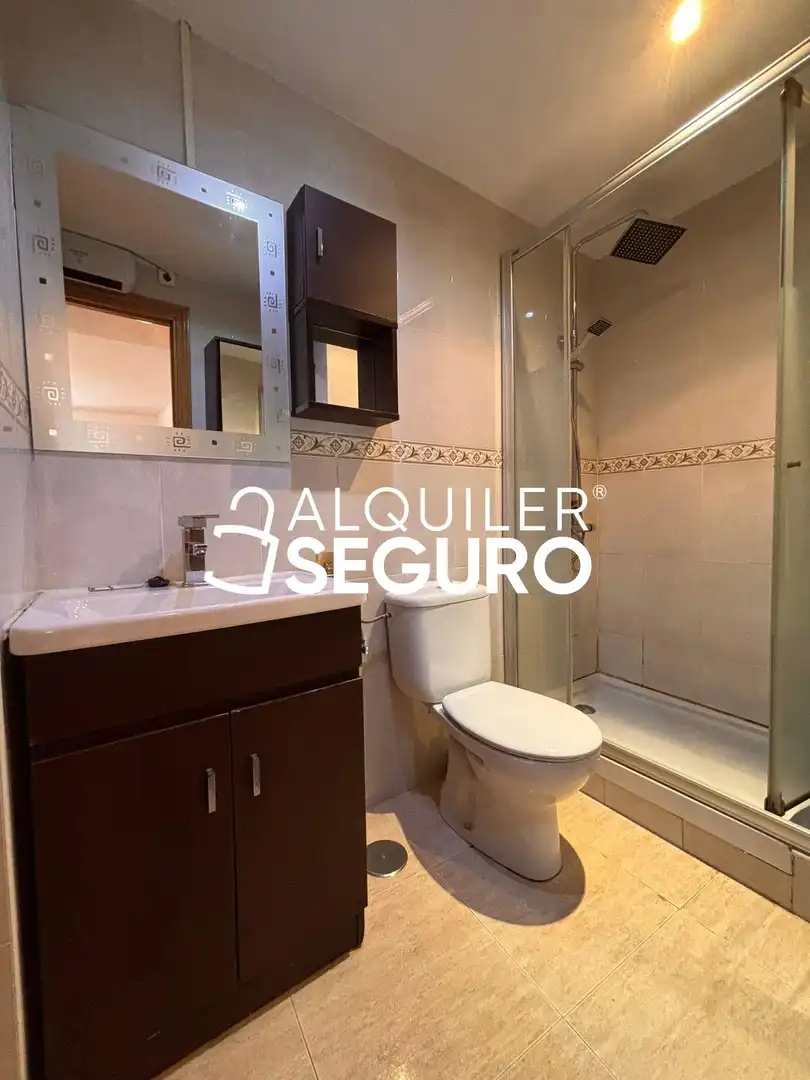 Badezimmer von Wohnung zur Miete in Madrid mit Klimaanlage, Heizung und Möbliert